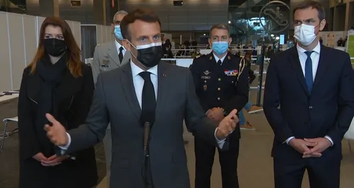Emmanuel Macron annonce que l'âge de la vaccination est abaissé à...