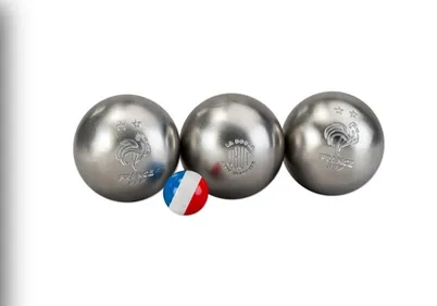Des boules de pétanque spéciales Euro 2021 fabriquées dans la Loire