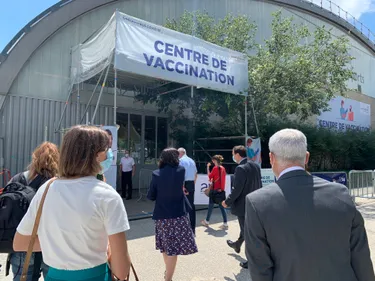 Loire : "Pour éviter la quatrième vague, il n'y a qu'une option :...