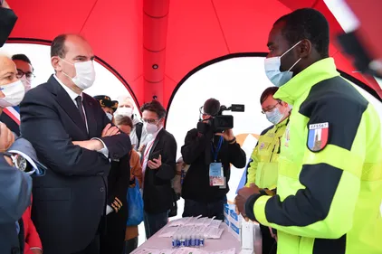 La France est "sur le bon chemin" d'un retour à la "vie normale"...