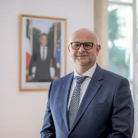 Le Secrétaire d'État auprès de la ministre du Travail à...