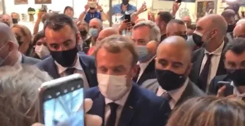 VIDEO : Emmanuel Macron visé par un projectile lors de sa visite à...