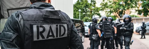 Genilac : le Raid interpelle un homme qui met une arme dans la...
