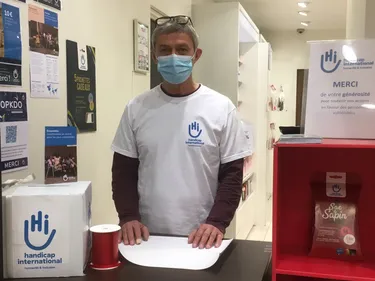 Handicap International : les bénévoles emballent les cadeaux à...