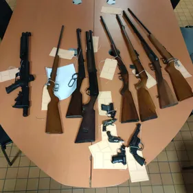 13 armes et plus de 7 000 euros saisis par la gendarmerie de la Loire