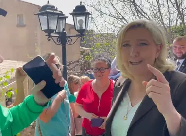 Quand Marine Le Pen reprend un chant de supporter des verts