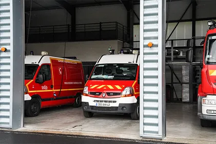 La voiture tombe du haut d'un pont, un homme en urgence absolue à...