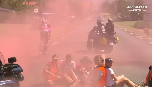 Tour de France : les coureurs à l'arrêt suite à une manifestation