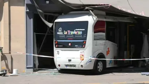 Un bus électrique s'encastre dans une vitrine à Paris