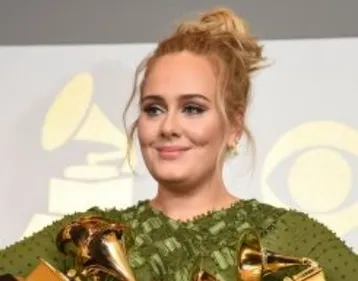 Adèle triomphe aux Grammy Awards, avec cinq récompenses