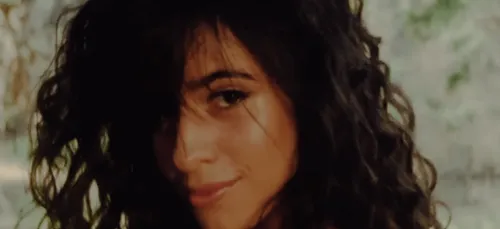 Camila Cabello tease un projet baptisé "Romance" pour le 5 septembre