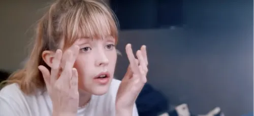 Angèle entre l'enfance et la scène dans son clip "Flou"