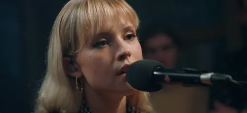 Angèle reprend « Le Coup de Soleil » de Richard Cocciante !