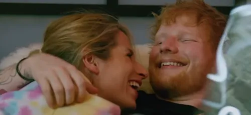 Ed Sheeran s'affiche aux côtés de sa femme dans le clip de « Put It...