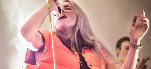 Billie Eilish pulvérise le record des ventes d'une chanson de James...