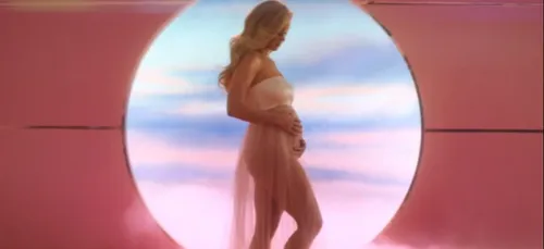 Katy Perry enceinte, dévoile son nouveau hit !