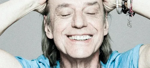 Jean-Louis Aubert donne un concert depuis son salon !