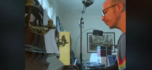 "On fait comme si" : Calogero écrit une chanson pour le personnel...