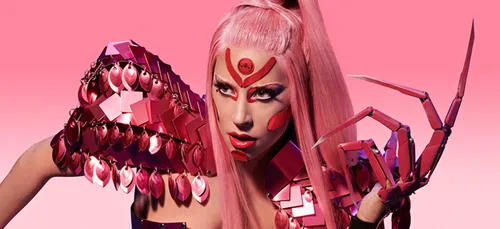 Lady Gaga reporte la sortie de son album