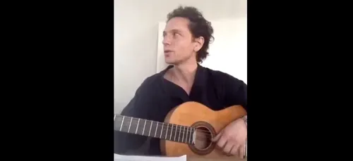 Le chanteur Raphael interrompu par sa femme en plein live