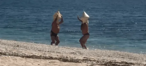 Insolite : ils se déguisent en bouées pour pouvoir se baigner !