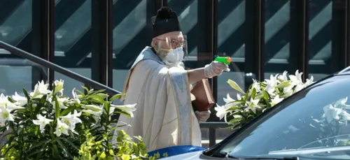 Aux États-Unis, un prêtre bénit les fidèles avec un pistolet à eau...