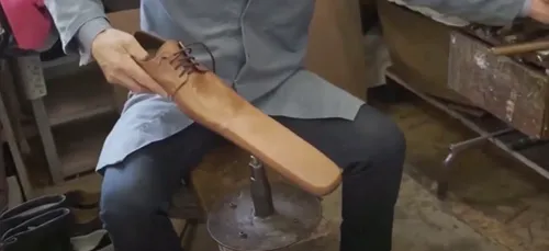 Des chaussures géantes pour respecter la distanciation sociale
