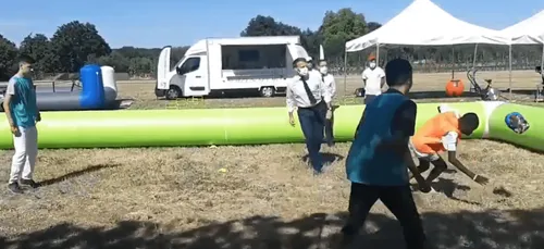 À Chambord, Emmanuel Macron joue au foot - et tire dans le visage...