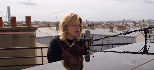 Louane dévoile la version acoustique de « Donne-moi ton cœur »