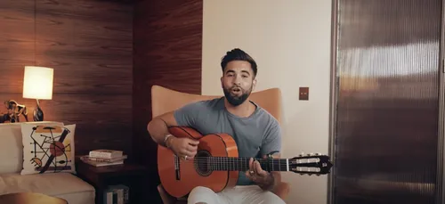 Kendji reprend « Vivre pour le meilleur » de Johnny Hallyday en...