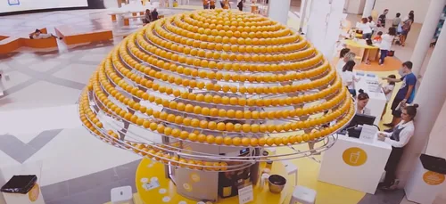 Un bar à jus transforme les écorces d'orange directement en gobelets