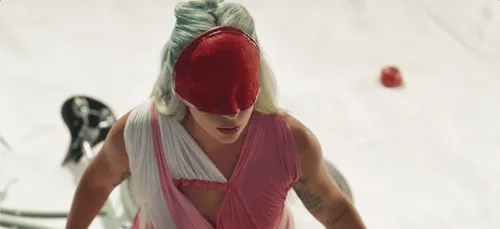 Lady Gaga dévoile le clip de son nouveau single "911"