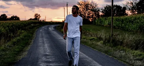 Clip « Ma lumière » : Amir dédie sa chanson à son fils