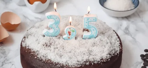 Vahiné lance une bougie virgule pour fêter les demi-anniversaires !