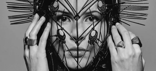 Marina Kaye : son album "Twisted" sortira le 6 novembre