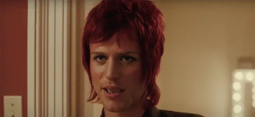 « Stardust » : le biopic sur David Bowie se dévoile dans une...