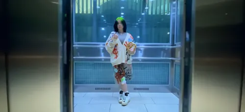 Billie Eilish sort un nouveau clip tourné au portable dans un...