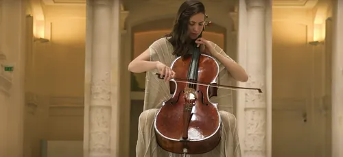 Une violoncelliste redonne vie aux musées confinés
