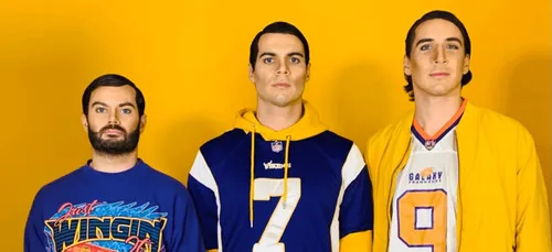 Leonie dévoile son nouveau single "Comme ça" dans un clip délirant