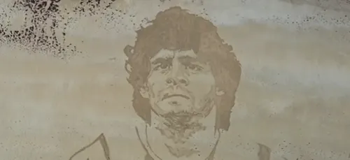 Vendée : un artiste rend hommage à Maradona avec une fresque sur le...