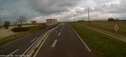 VIDEO. Un poids-lourd filmé en plein dépassement dangereux