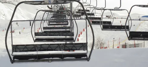 Le gouvernement envisage une ouverture des remontées mécaniques à...