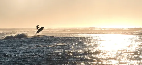 Pour voir sa petite amie, il traverse la mer en jet-ski et finit en...