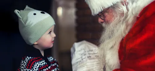 États-Unis : le père Noël positif au Covid-19, des enfants en...