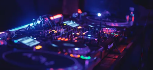 À 12 ans, il organise une rave party dans les toilettes de son école