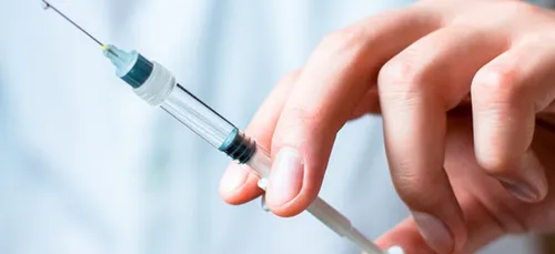 Vaccins : le gouvernement promet d'accélérer la cadence