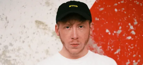 "Bateaux-Mouches" : le nouveau clip d’Eddy de Pretto à la...