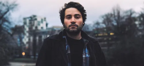 Noé Preszow sort "Le monde à l’envers", nouveau titre de son...