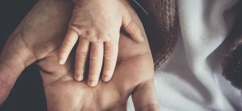 Nombre de naissances et espérance de vie en baisse en 2020 en France