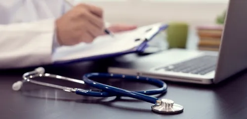 Un an de Covid : le président des urgentistes craint une troisième...